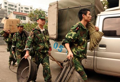 甘肅定西軍分區(qū)300多名應(yīng)急民兵趕赴災(zāi)區(qū)救援