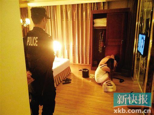 �ڇ�(gu��)���Ƶ�,һ��(du��)��Ů����ץ�F(xi��n)�С���